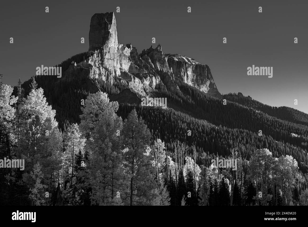 USA, Colorado, Uncompahgre National Forest. Chimney Rock al tramonto. Foto Stock