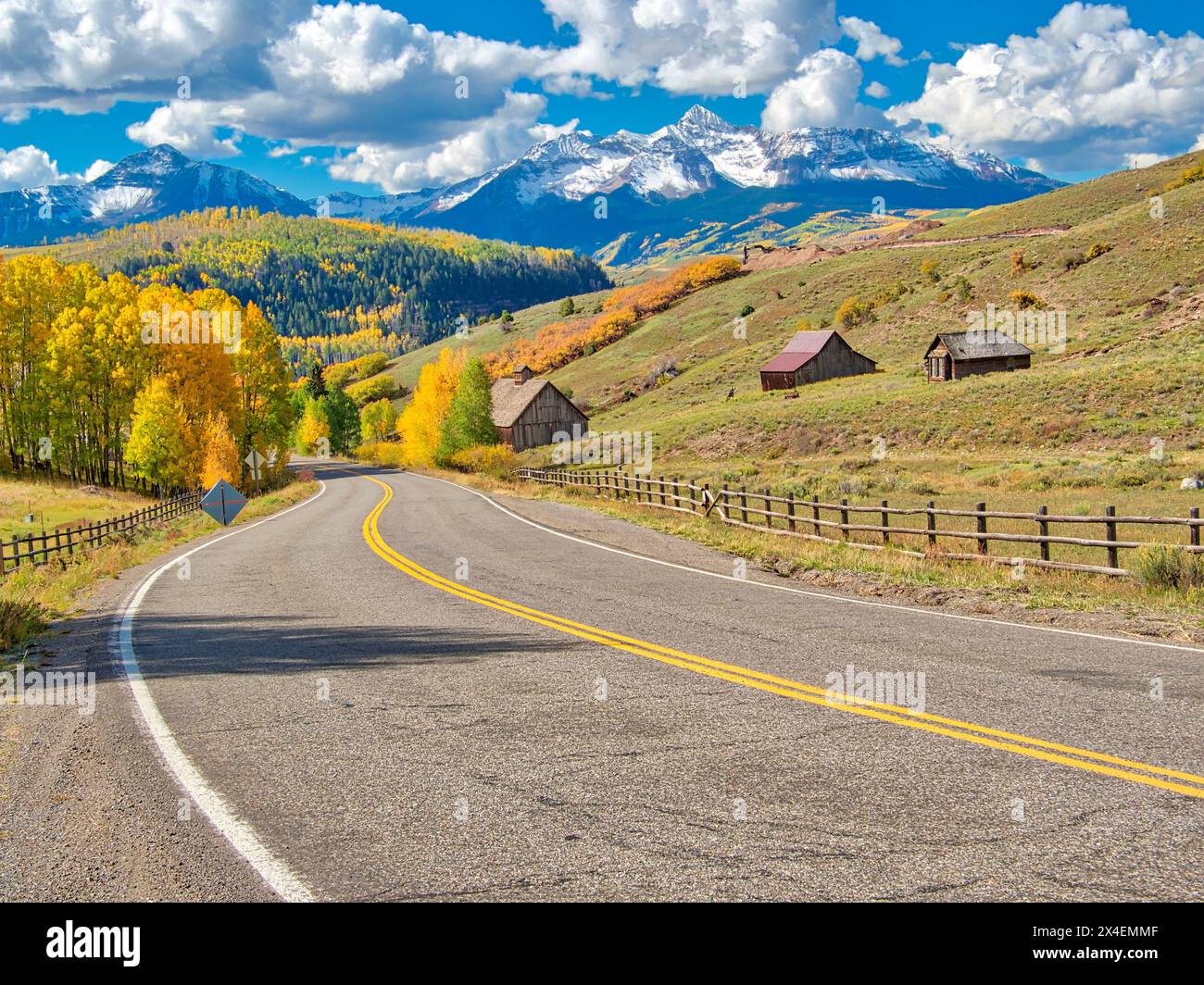 USA, Colorado, Quray. Fienile su Last Dollar Road Foto Stock