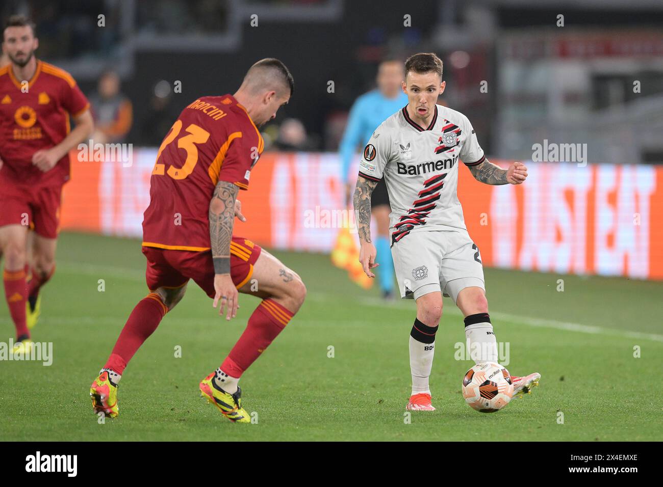 Stadio Olimpico, Roma, Italia. 2 maggio 2024. Europa League, semifinale, First Leg Football; Roma contro Bayer Leverkusen; Alex Grimaldo del Bayer Leverkusen trattiene Gianluca Mancini di AS Roma Credit: Action Plus Sports/Alamy Live News Foto Stock