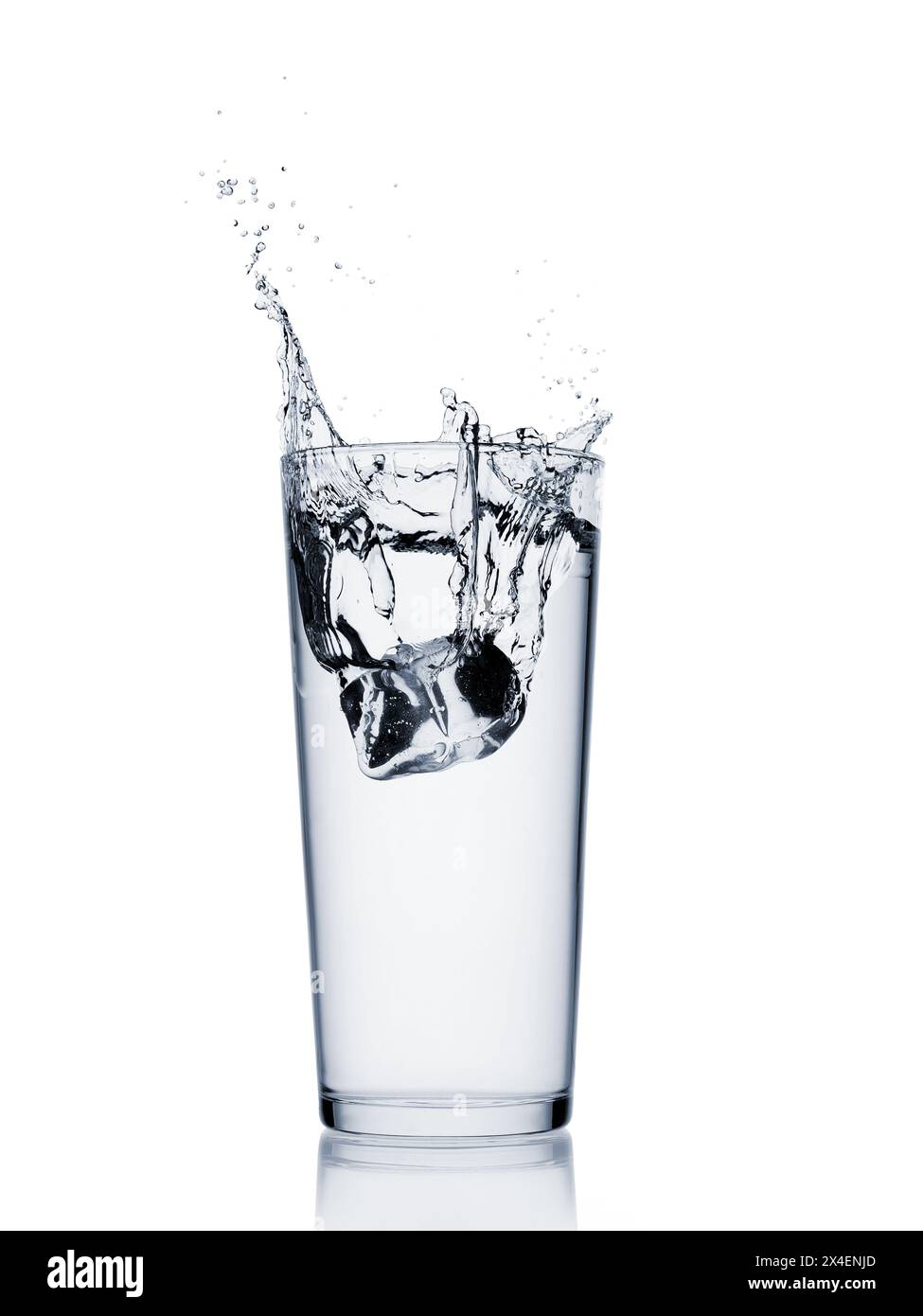 Spruzzare l'acqua con un cubetto di ghiaccio in un bicchiere isolato su sfondo bianco Foto Stock