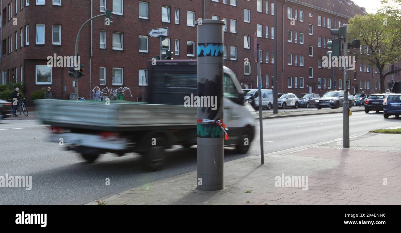 Ein mit Farbe beschmiertes stationäres Radargerät am Ortseingang von Hamm. Hamm Hamburg *** Un dispositivo radar stazionario spalmato di vernice all'ingresso di Hamm Hamm Hamburg Foto Stock