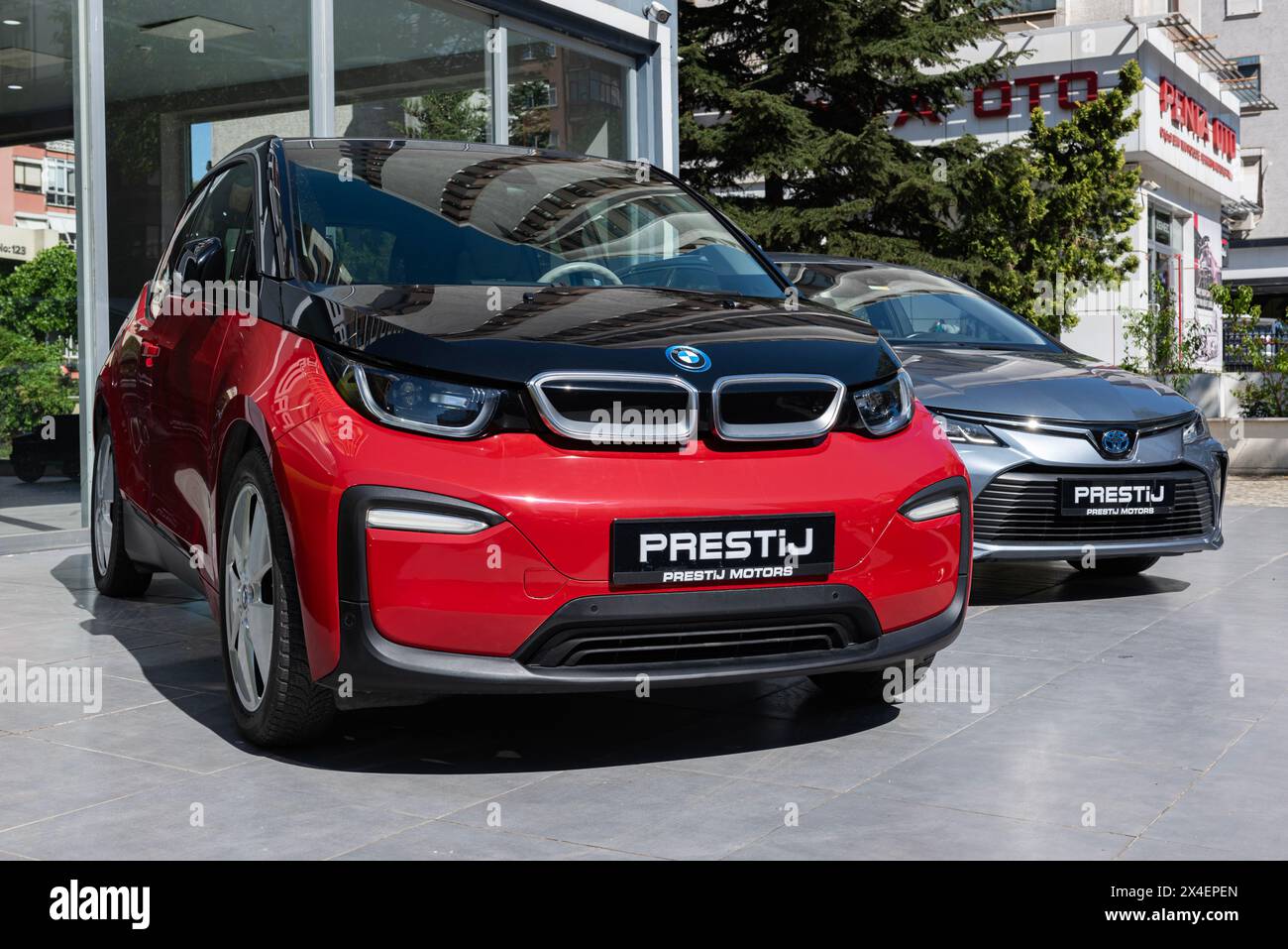 ISTANBUL, TURCHIA - 21 APRILE 2024: 2020 BMW i3 Lodge Edition prodotta dalla casa automobilistica tedesca BMW in varie configurazioni di motore e carrozzeria. Foto Stock