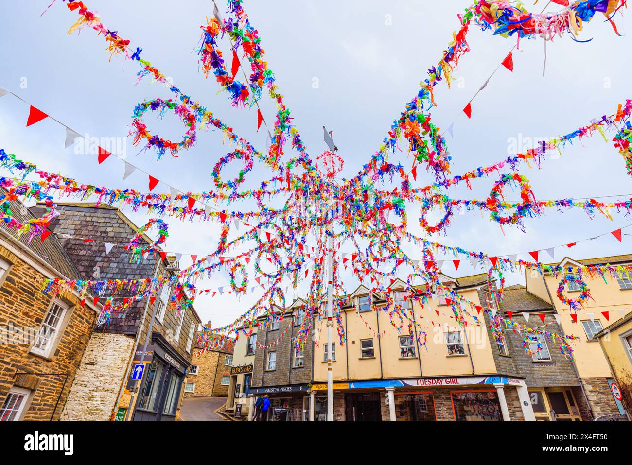 La colorata maypole per il festival 'Obby' Oss, un tradizionale festival folk annuale il giorno di maggio a Padstow, una città costiera nella Cornovaglia settentrionale, in Inghilterra Foto Stock