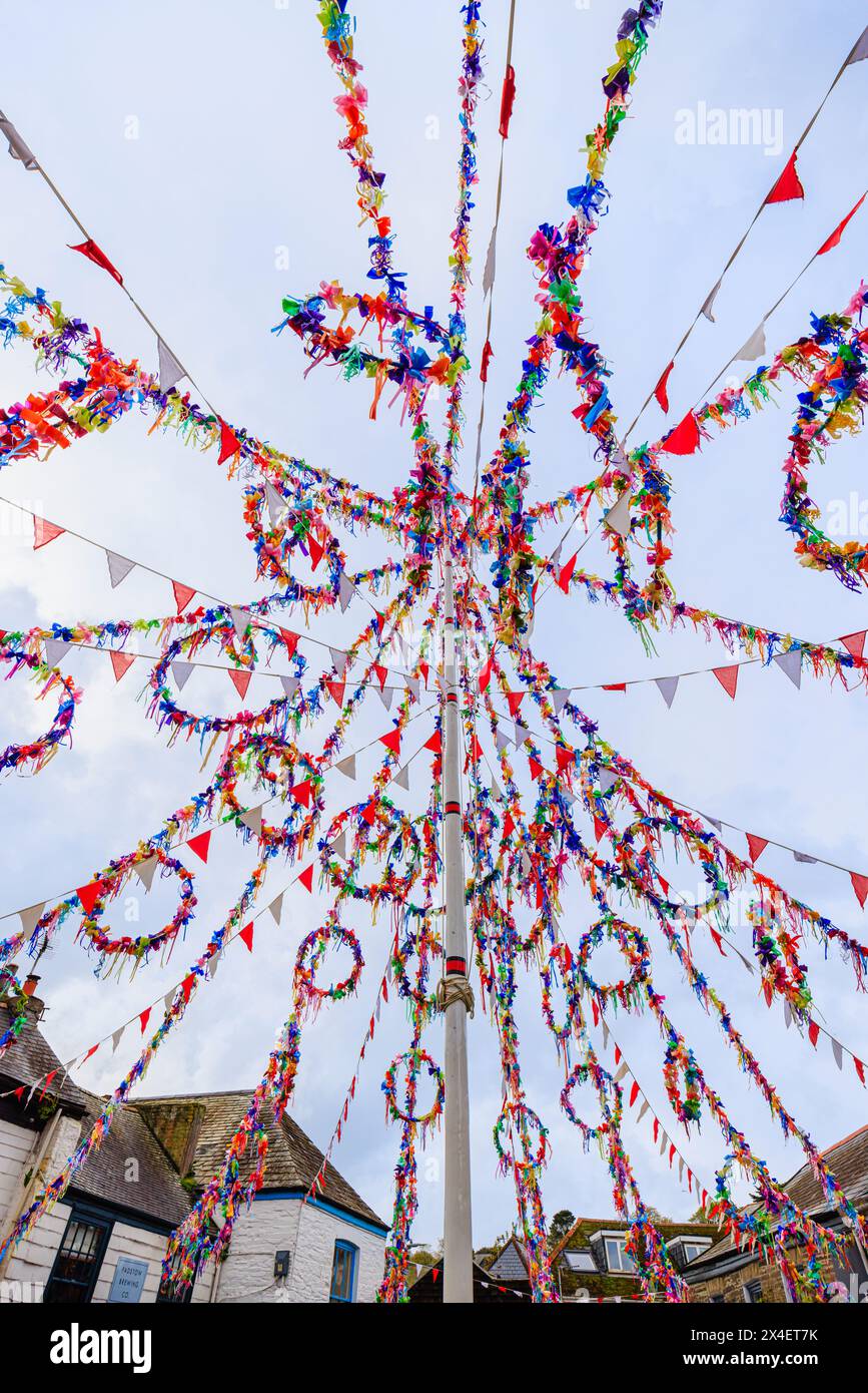 La colorata maypole per il festival 'Obby' Oss, un tradizionale festival folk annuale il giorno di maggio a Padstow, una città costiera nella Cornovaglia settentrionale, in Inghilterra Foto Stock