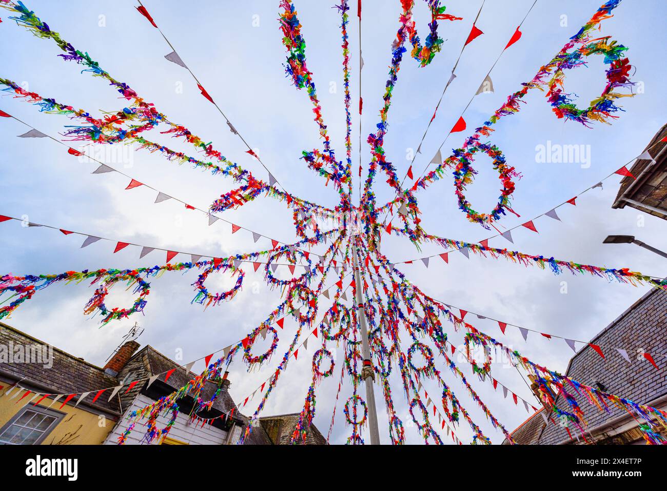 La colorata maypole per il festival 'Obby' Oss, un tradizionale festival folk annuale il giorno di maggio a Padstow, una città costiera nella Cornovaglia settentrionale, in Inghilterra Foto Stock