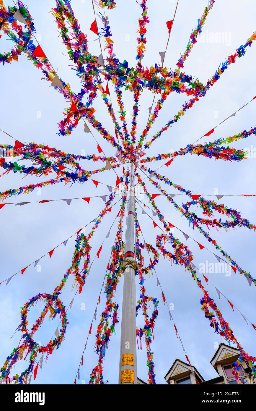 La colorata maypole per il festival 'Obby' Oss, un tradizionale festival folk annuale il giorno di maggio a Padstow, una città costiera nella Cornovaglia settentrionale, in Inghilterra Foto Stock