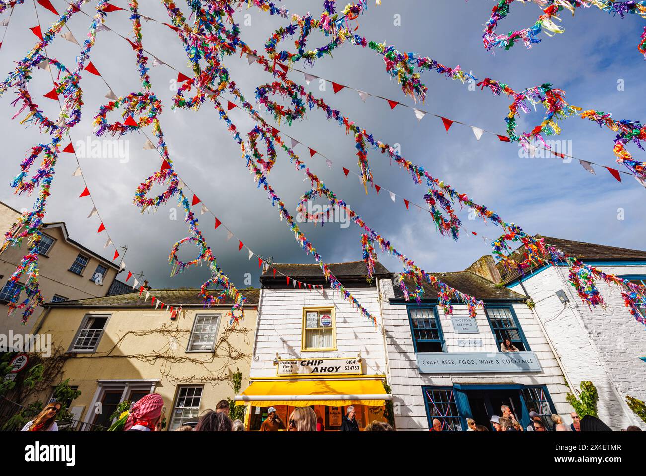 Il festival 'Obby' Oss maypole, un tradizionale festival folk annuale che si svolge il 1° maggio a Padstow, una cittadina costiera nella Cornovaglia settentrionale, in Inghilterra Foto Stock