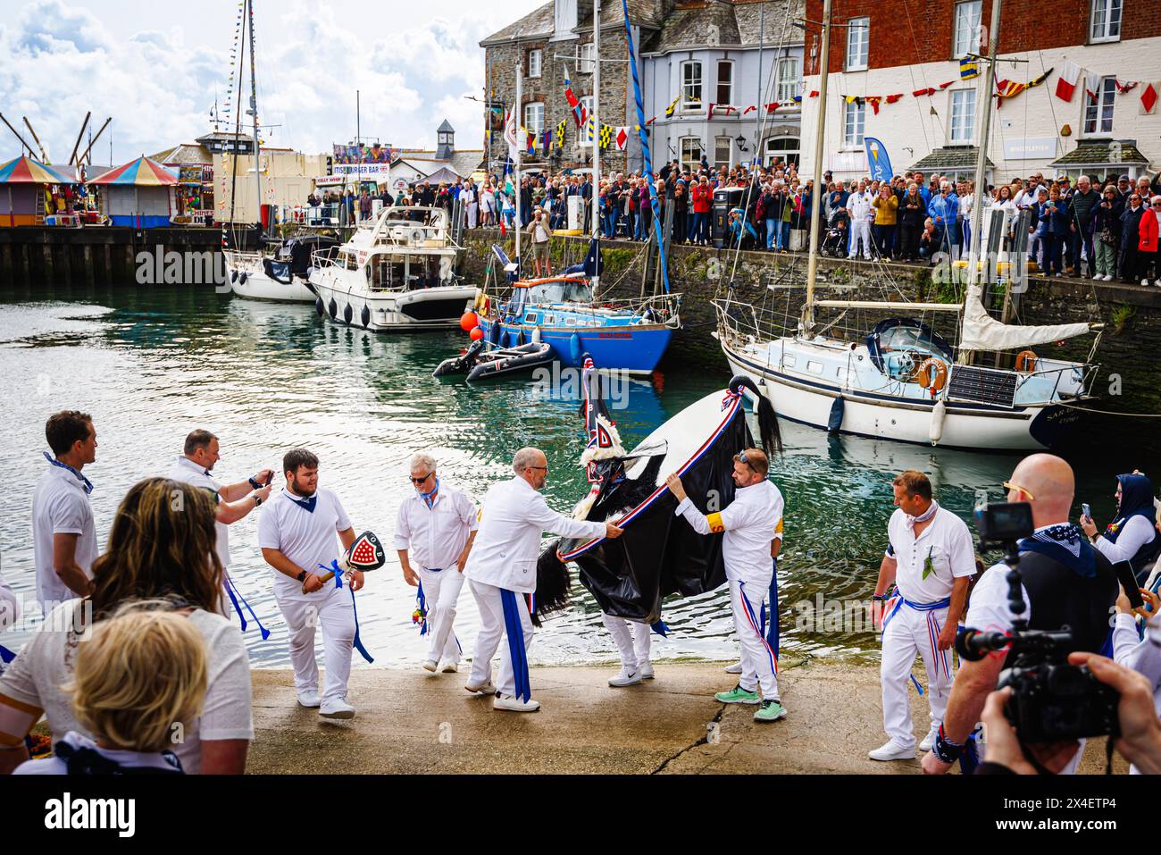 Il Blue 'Oss by the Harbour al festival 'Obby' Oss, un tradizionale evento popolare annuale del maggio a Padstow, una città costiera in Cornovaglia, Inghilterra Foto Stock