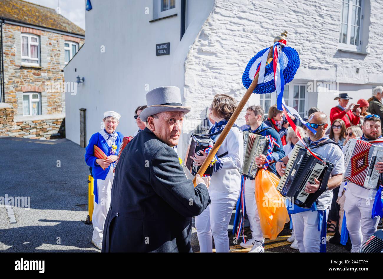 Il Blue Ribbon MC Doug Martyn al festival 'Obby' Oss, un tradizionale festival folk annuale del maggio a Padstow, una cittadina costiera in Cornovaglia, Inghilterra Foto Stock