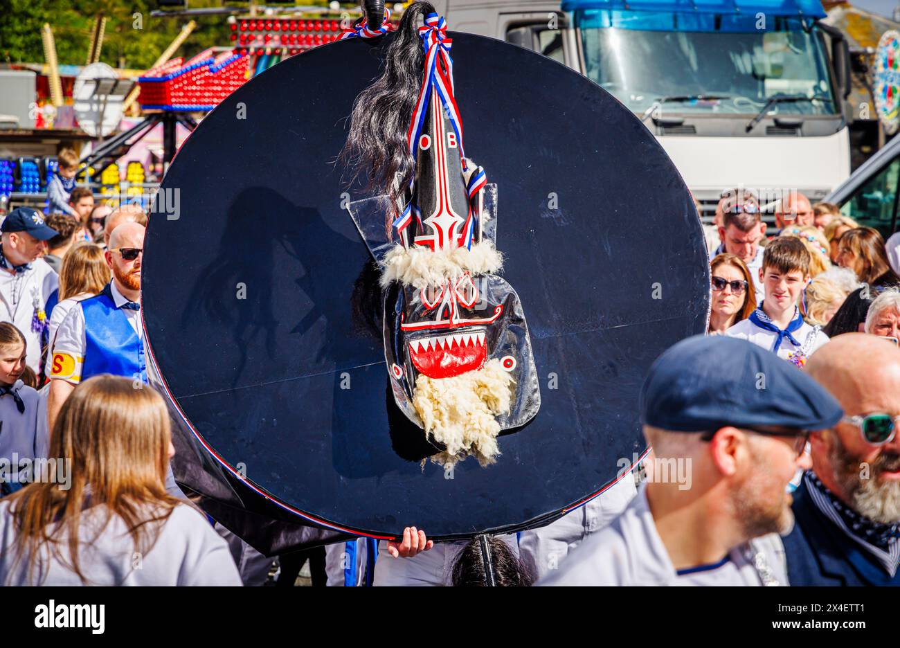 Il Blue Ribbon 'Oss e gli artisti sfilano per le strade al festival 'Obby' Oss, un tradizionale evento folk annuale del maggio a Padstow, Cornovaglia Foto Stock
