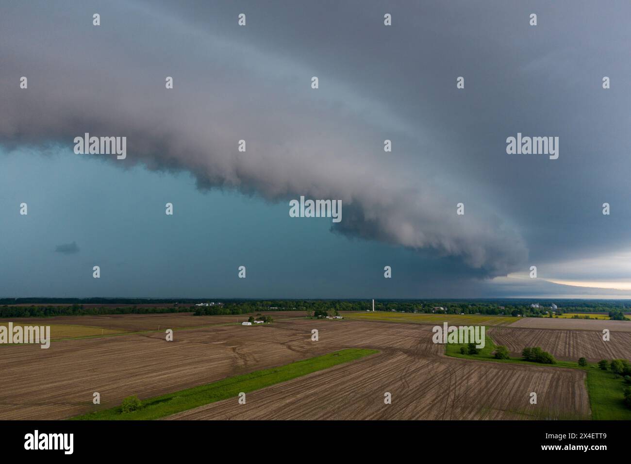 Aerea di tempesta in avvicinamento con grandi nuvole di scaffali, Marion County, Illinois. Foto Stock