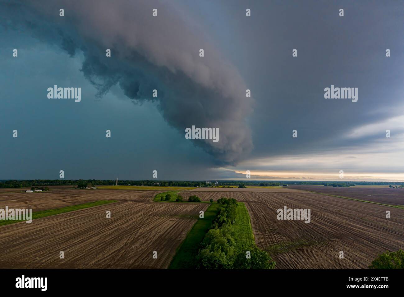 Aerea di tempesta in avvicinamento con grandi nuvole di scaffali, Marion County, Illinois. (Solo per uso editoriale) Foto Stock