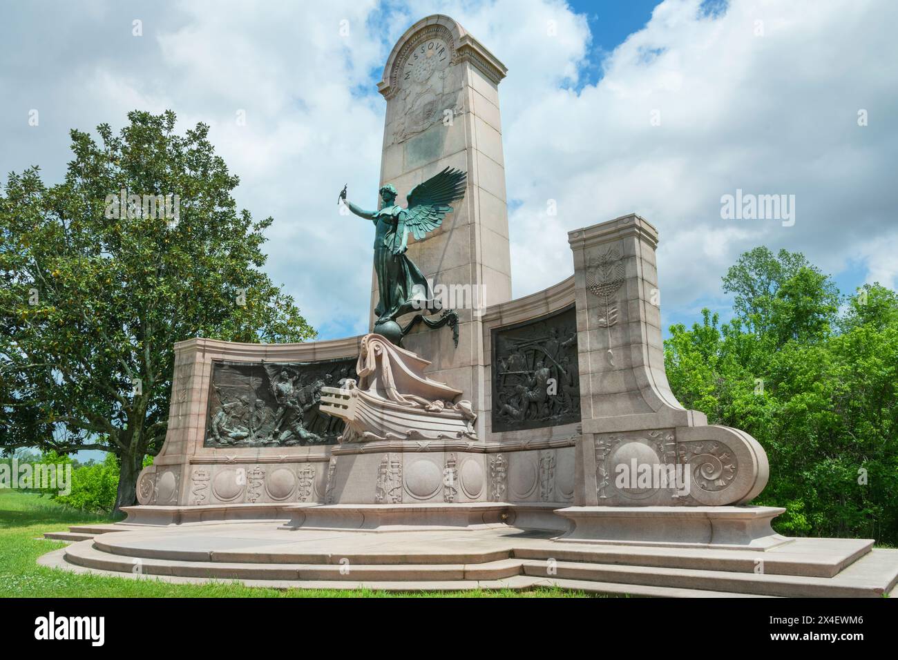 Missouri Memorial, Vicksburg National Military Park, Mississippi. Una figura di bronzo che rappresenta lo "Spirito della Repubblica", così come il bronzo rel Foto Stock