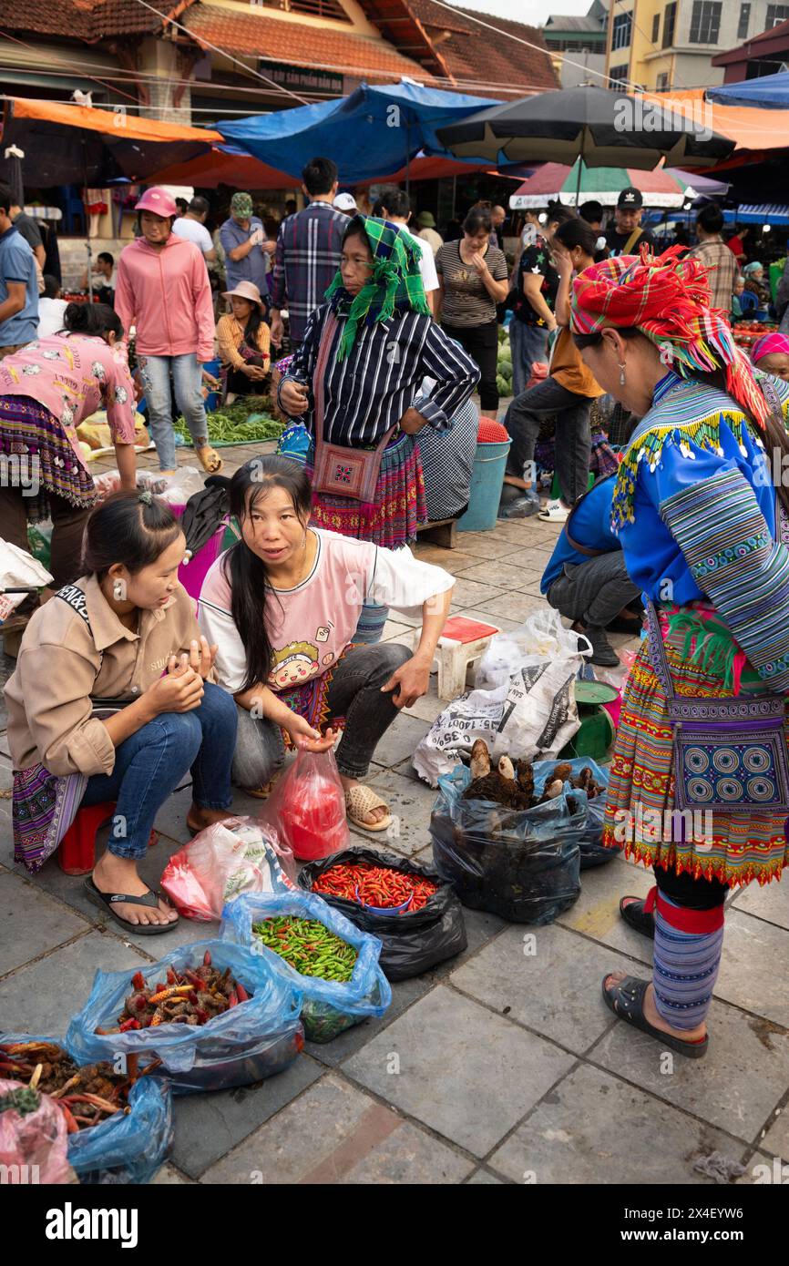 Donne che vendono verdure al mercato di Bac ha, provincia di Lao Cai, Vietnam Foto Stock