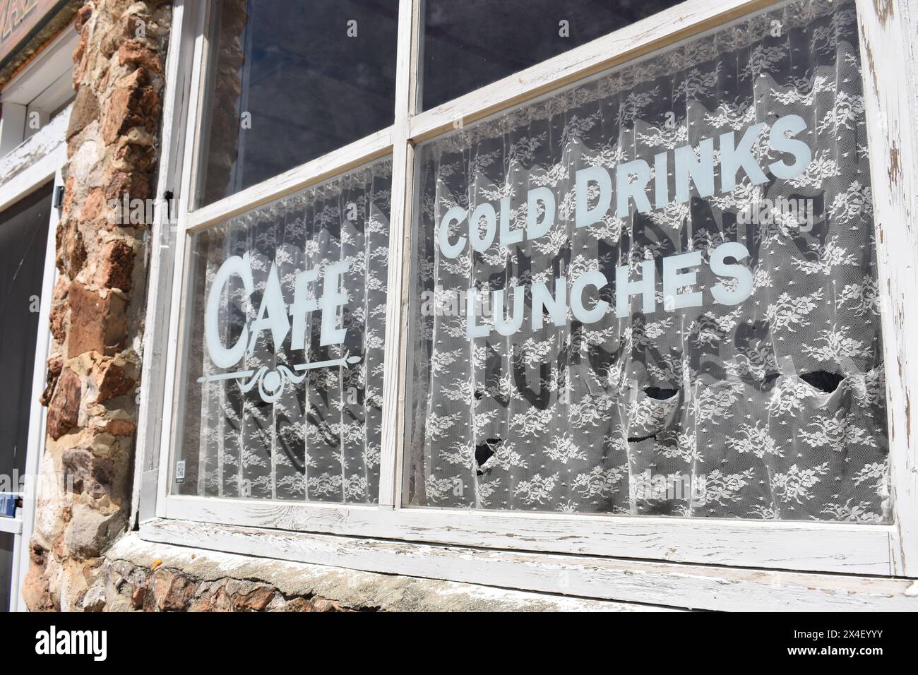 Spencer, Missouri, USA, 4.13.24. La finestra del vecchio caffè di Spencer, Missouri, pubblicizza bevande fredde e pranzi. Spencer è un'attrazione turistica sulla Old 66. Foto Stock