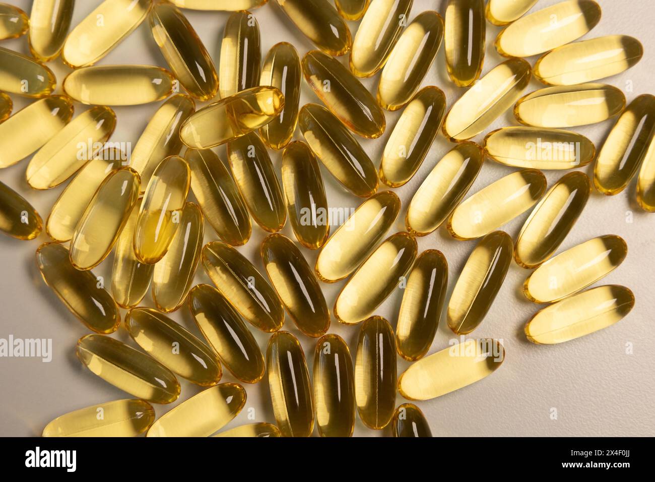 pillole di olio di pesce con omega 3 di colore giallo dorato, un nutriente essenziale Foto Stock