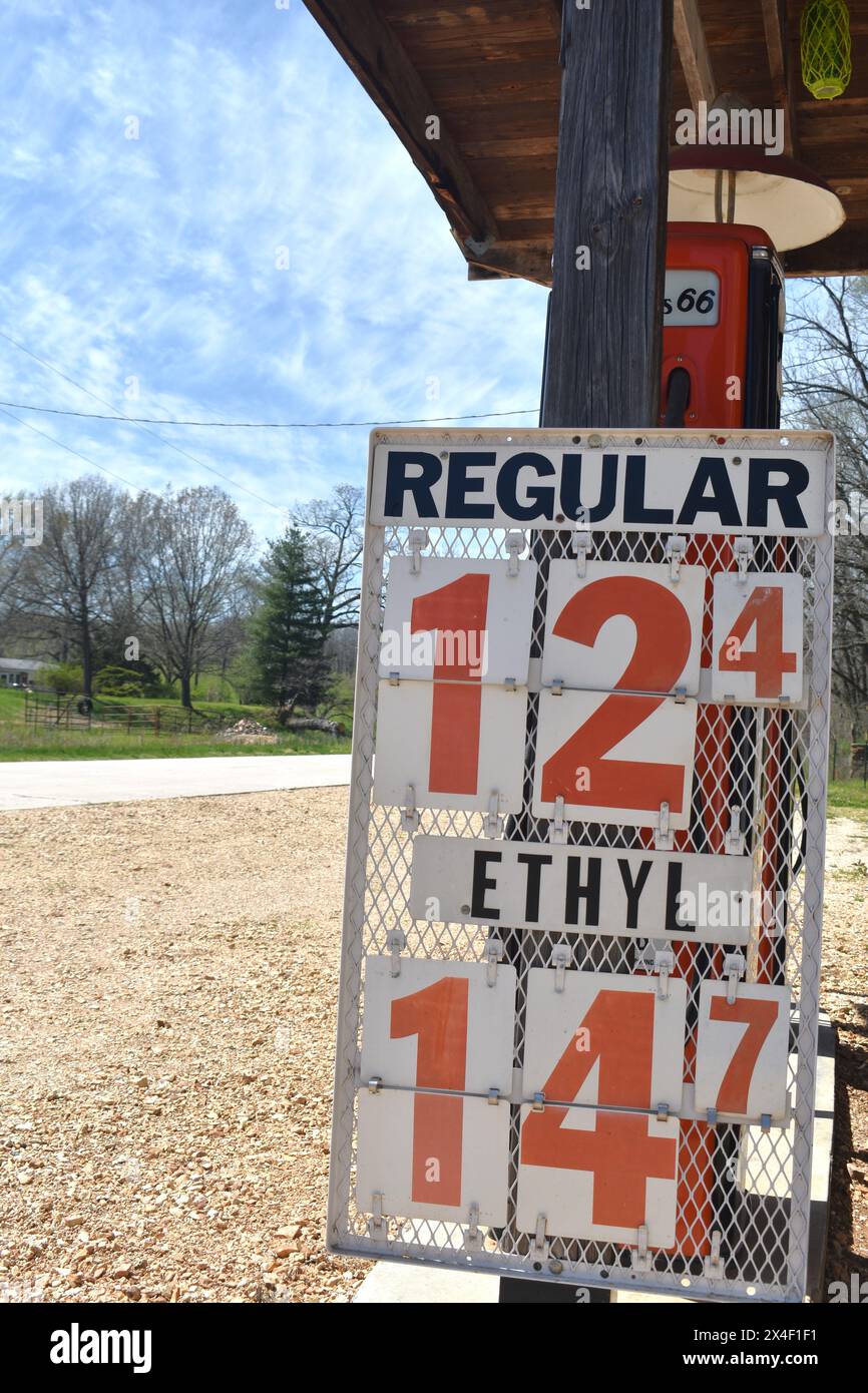 Spencer, Missouri, Stati Uniti, 13-4-24 prezzi del carburante normale e etilico dei giorni passati, pubblicati in una stazione di servizio restaurata lungo la Old Route 66. Foto Stock