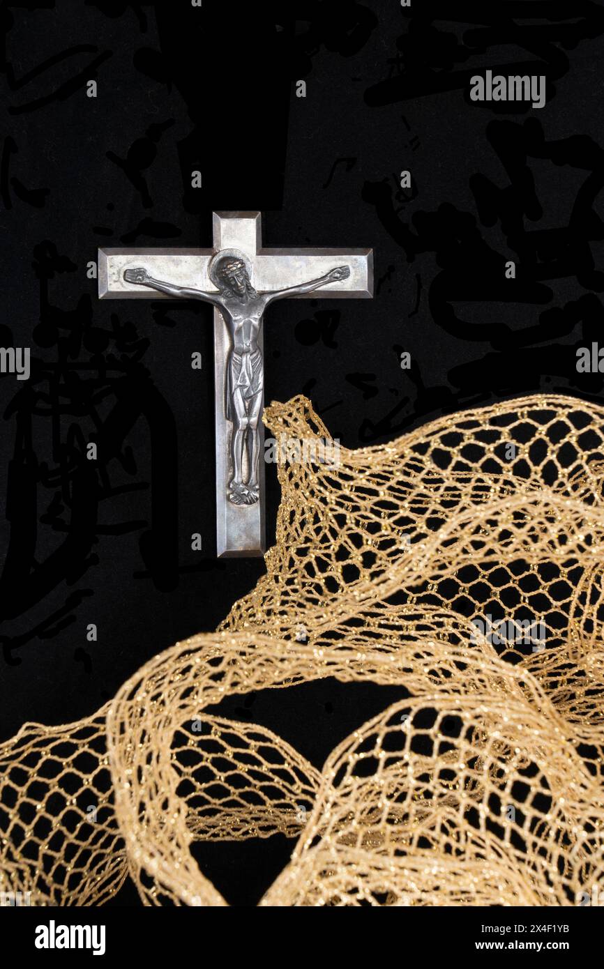Croce cristiana mostra Gesù Cristo Salvatore. Il primo piano mostra una vista astratta delle strade del mondo storte che portano allo sfondo crocifisso in rilievo d'argento su sfondo nero. Foto Stock