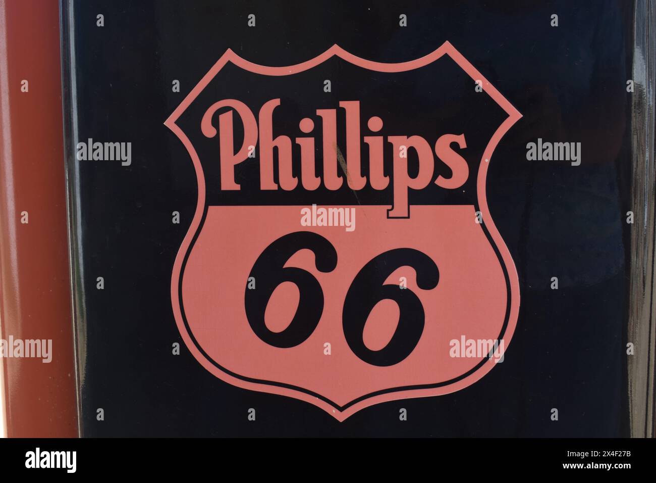 Spencer, MO-Stati Uniti - 4.13.24 una vecchia stazione Phillips 66 vanta un antico logo Phillips 66 nero e arancione sulle décolleté. Foto Stock