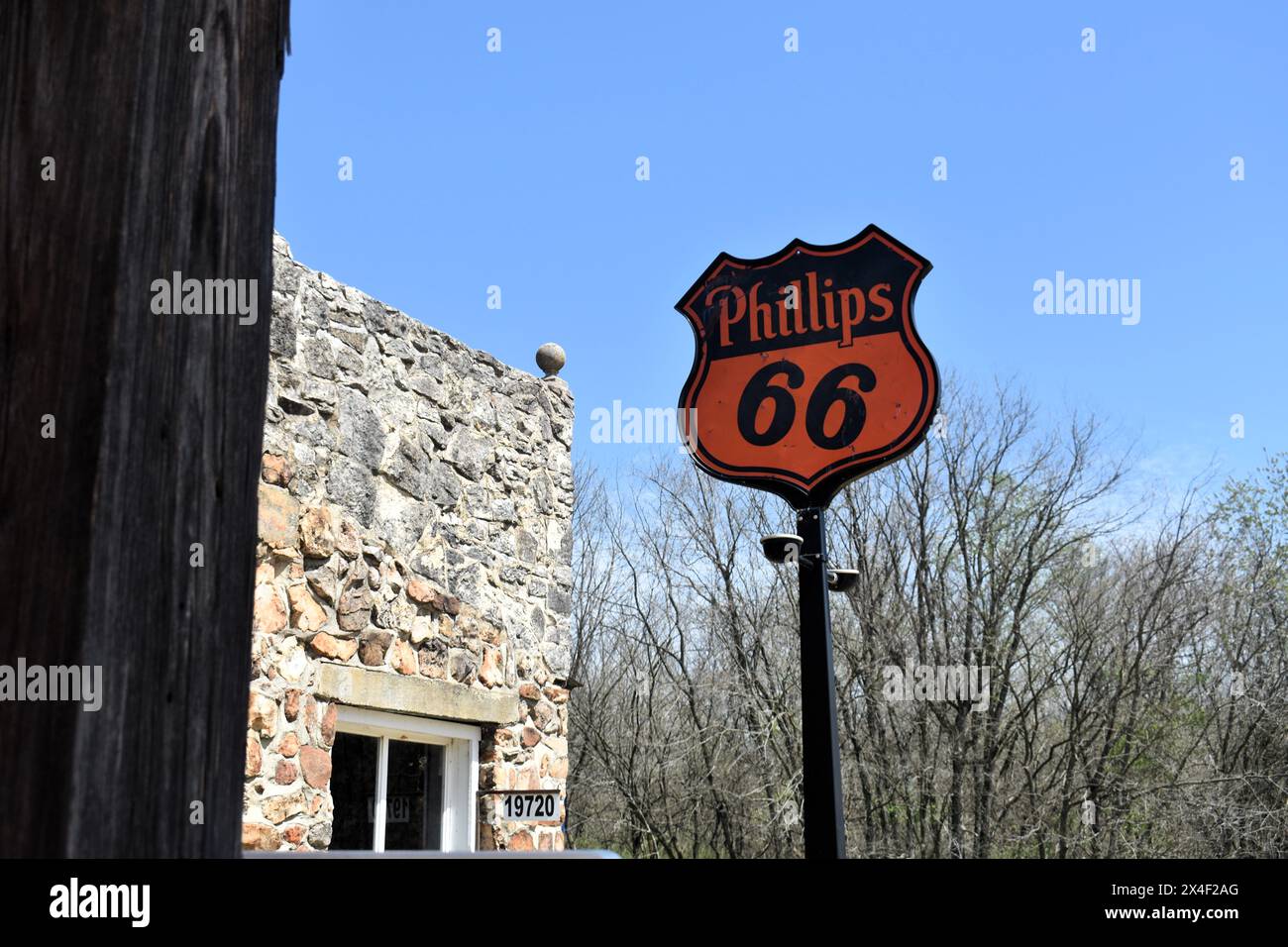 Spencer, Missouri, Stati Uniti, 13-4-24 una vecchia stazione Phillips 66 vanta un'antica insegna nera e arancione Phillips 66. La città vecchia è stata restaurata. Foto Stock