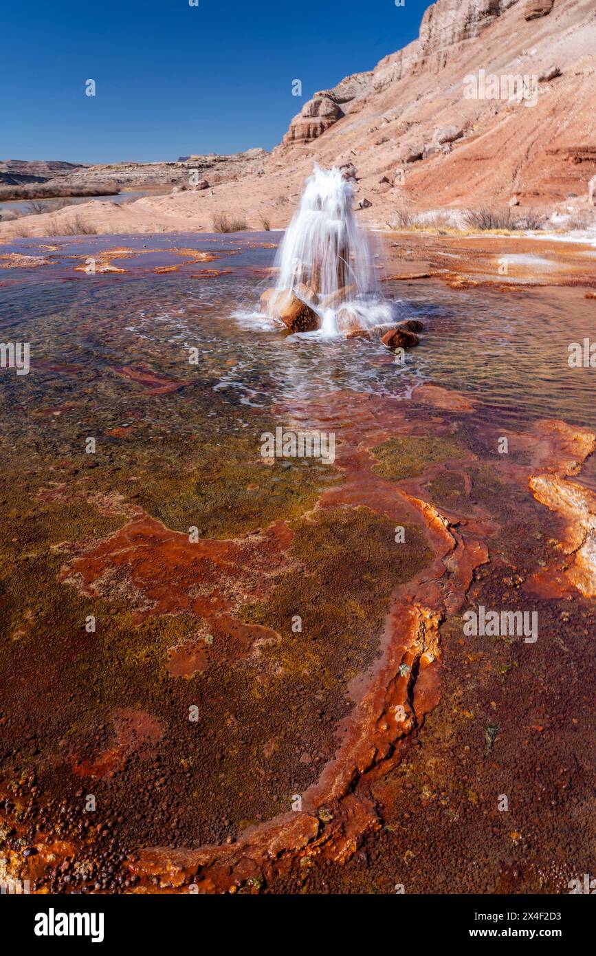 Stati Uniti, Utah. Crystal Geyser, un geyser di acqua fredda, formazione geologica in travertino, vicino a Green River. Foto Stock