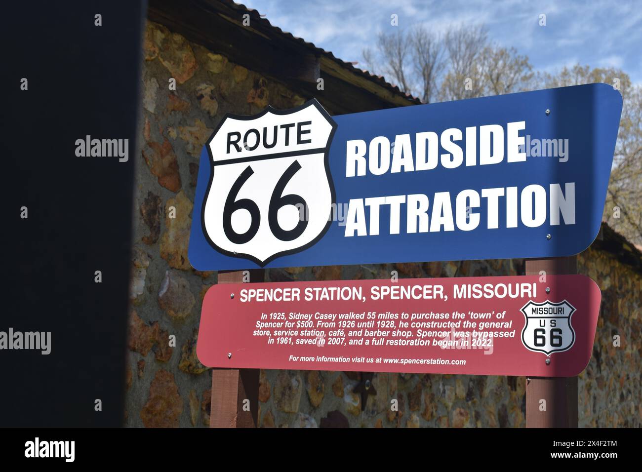 Spencer, Missouri, Stati Uniti, 4-13-24 Un cartello situato nella piccola città di Spencer, che è stata restaurata ed è ora un'attrazione lungo la Old Route 66. Foto Stock