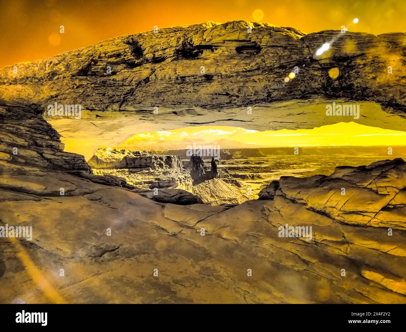 USA, Utah, Canyon Lands National Park. Infrarossi di vista attraverso Mesa Arch Foto Stock