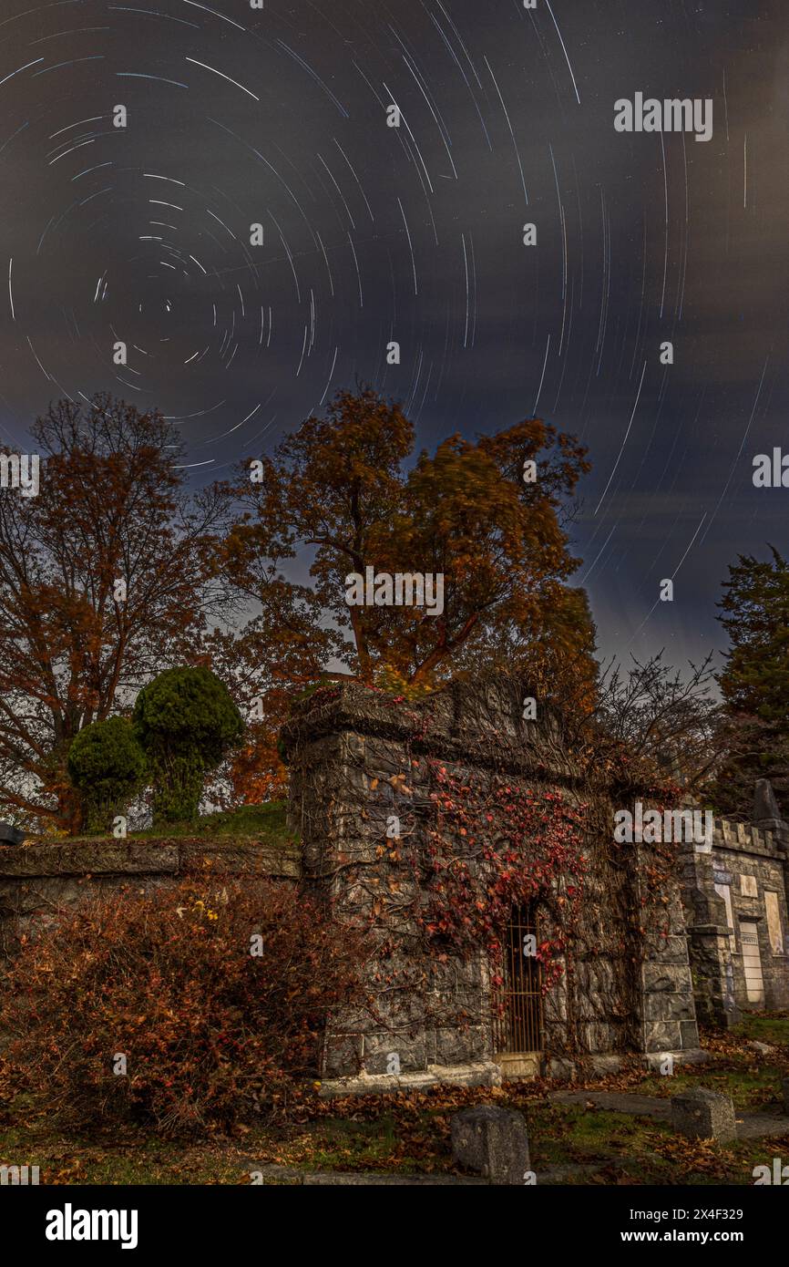 USA, Sleepy Hollow. Sleepy Hollow Cemetery. Le stelle corrono su una cripta (PR) Foto Stock