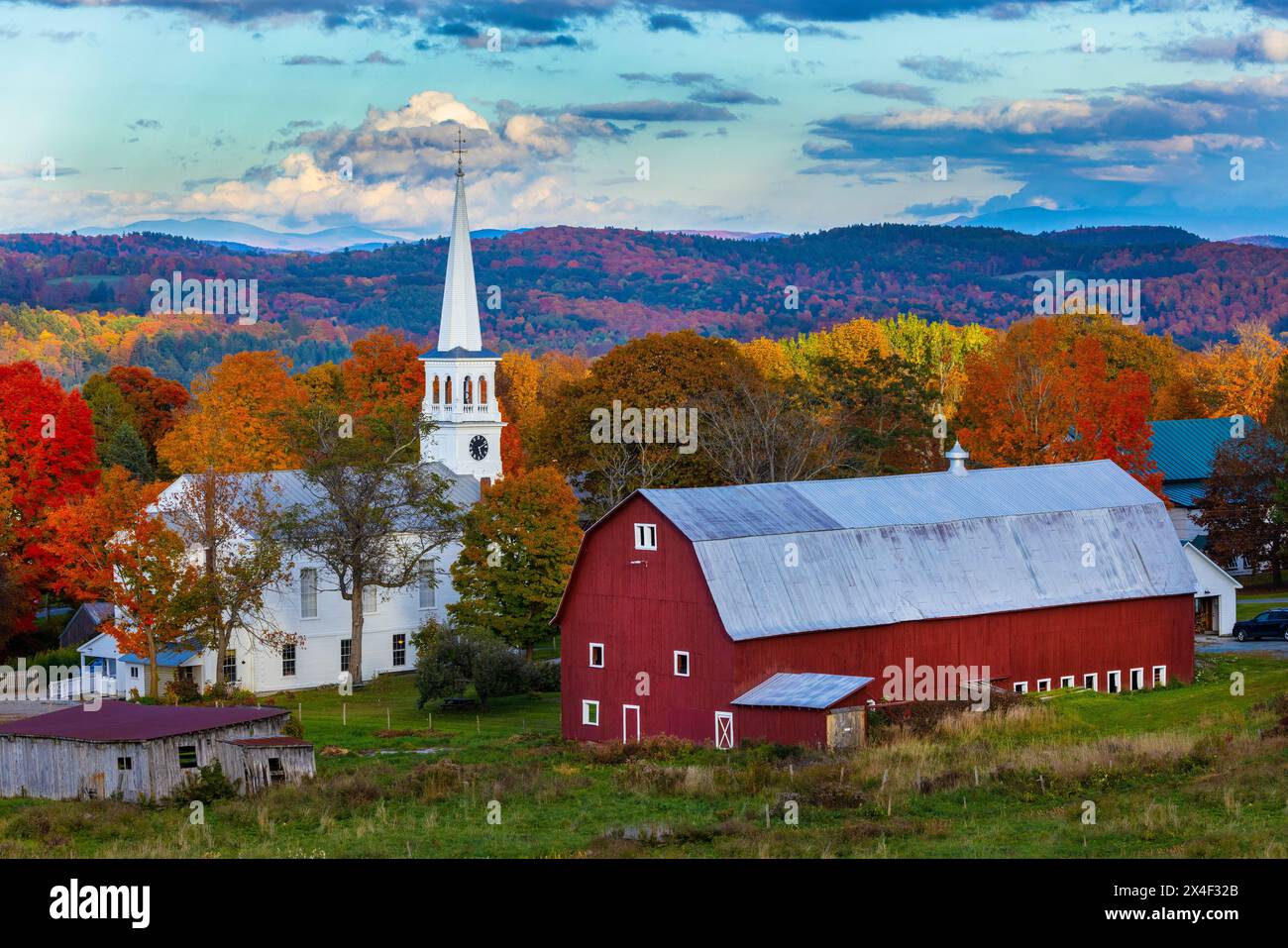 USA, Vermont, Peacham. Chiesa e fienile in autunno. Foto Stock