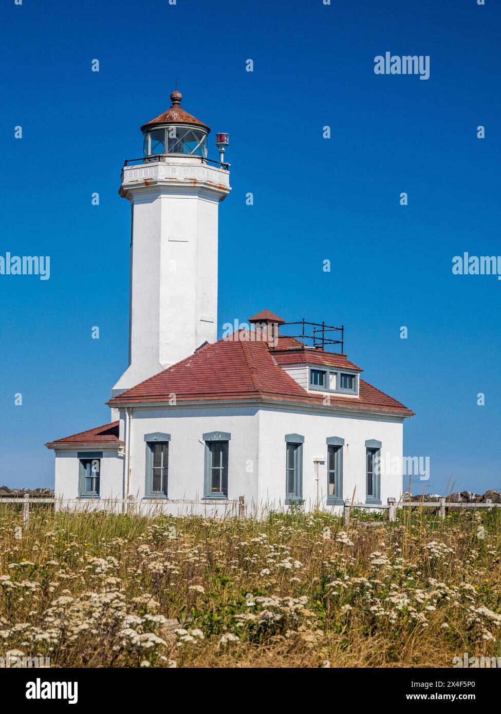 Il Point Wilson Light è un aiuto attivo alla navigazione situato nel Fort Worden State Park vicino a Port Townsend, Jefferson County, Washington State. Foto Stock