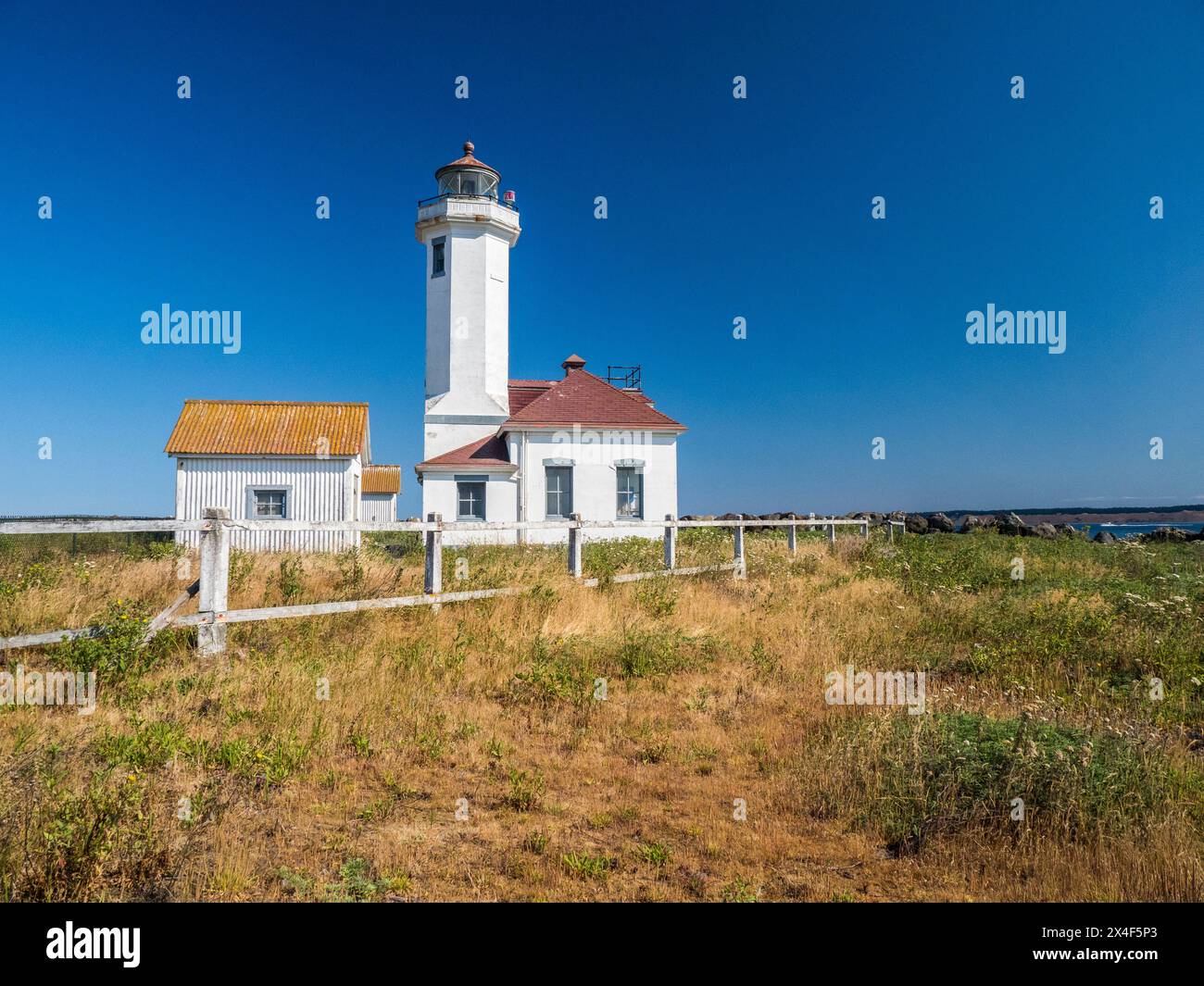 Il Point Wilson Light è un aiuto attivo alla navigazione situato nel Fort Worden State Park vicino a Port Townsend, Jefferson County, Washington State. Foto Stock