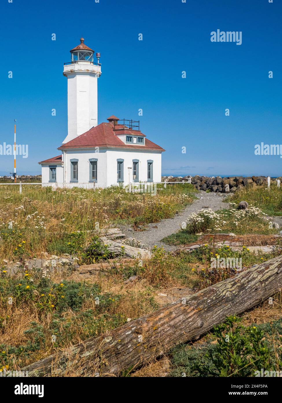 Il Point Wilson Light è un aiuto attivo alla navigazione situato nel Fort Worden State Park vicino a Port Townsend, Jefferson County, Washington State. Foto Stock