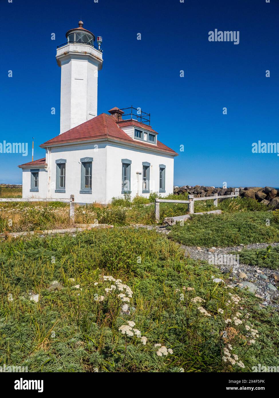 Il Point Wilson Light è un aiuto attivo alla navigazione situato nel Fort Worden State Park vicino a Port Townsend, Jefferson County, Washington State. Foto Stock