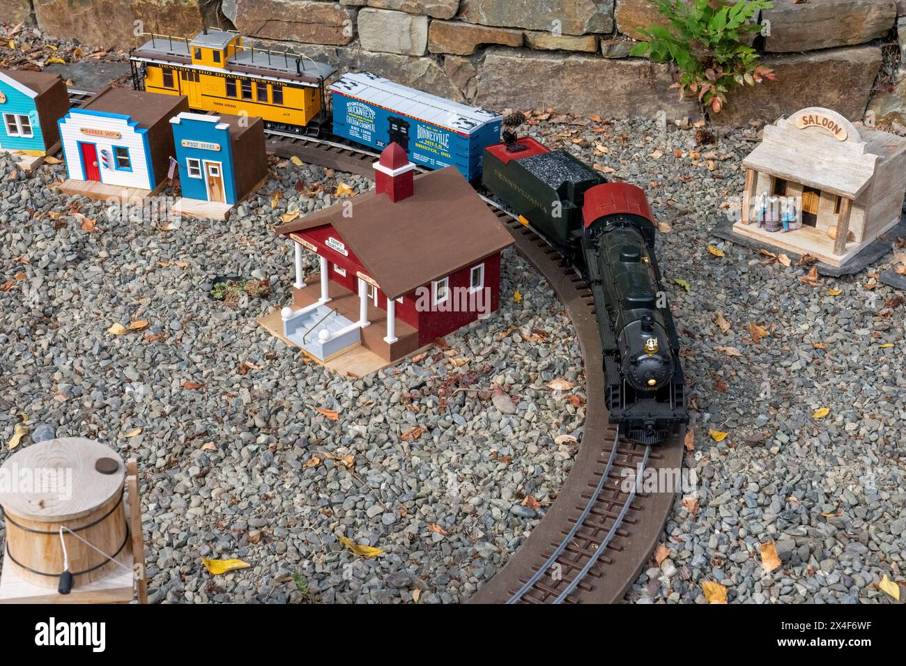 Port Townsend, Stato di Washington, Stati Uniti. Modellino di treno e villaggio all'esterno. Foto Stock