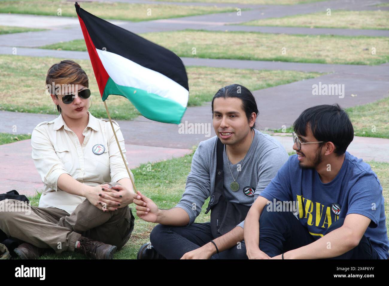 Città del Messico, Messico. 2 maggio 2024. Gli studenti dell'Universidad Nacional Autonoma de Mexico (UNAM), detengono una bandiera palestinese durante la creazione di un campo di protesta contro la guerra a Gaza e in solidarietà con il popolo palestinese. Il 2 maggio 2024, città del Messico, Messico. (Foto di Jose Luis Torales/ Eyepix Group/Sipa USA) credito: SIPA USA/Alamy Live News Foto Stock