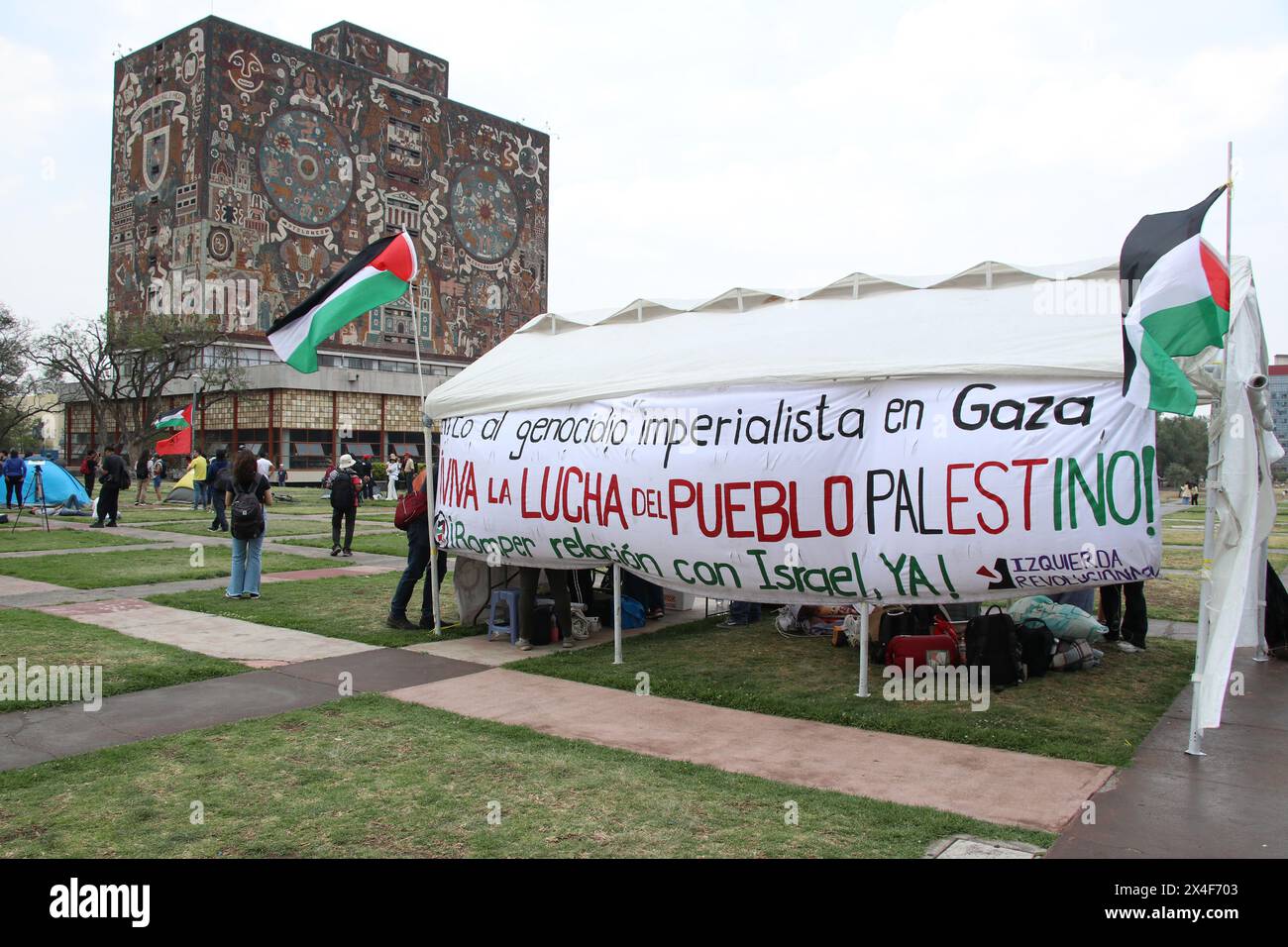 Città del Messico, Messico. 2 maggio 2024. Gli studenti dell'Universidad Nacional Autonoma de Mexico (UNAM) hanno istituito un campo di protesta contro la guerra a Gaza e in solidarietà con il popolo palestinese. (Immagine di credito: © Jose Luis Torales/eyepix via ZUMA Press Wire) SOLO PER USO EDITORIALE! Non per USO commerciale! Foto Stock