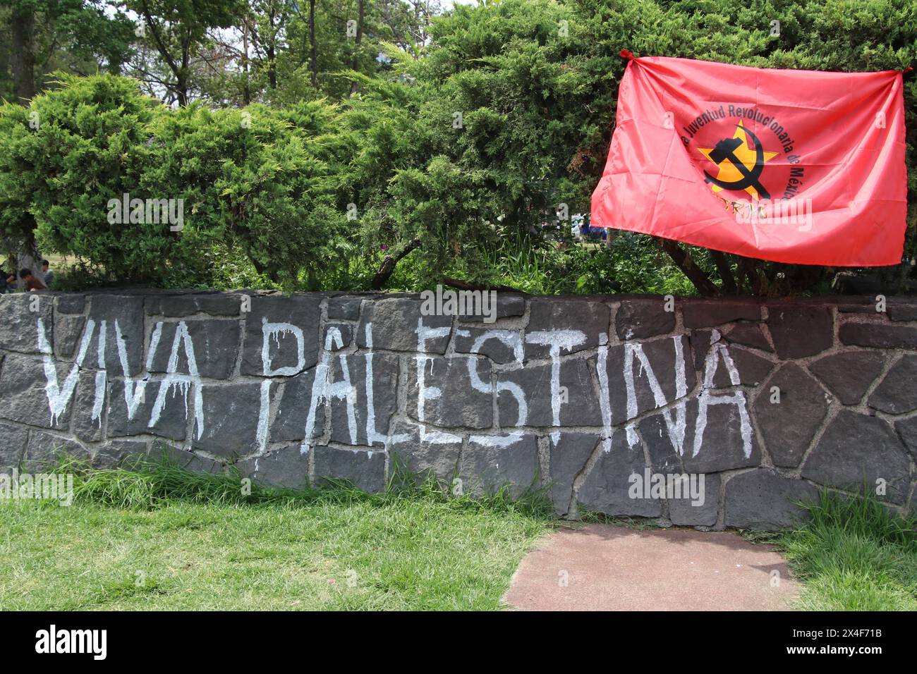 Città del Messico, Messico. 2 maggio 2024. Si vede un muro con lo slogan "lunga vita alla Palestina” in un campo di studenti dell'Universidad Nacional Autonoma de Mexico (UNAM), per protestare contro la guerra a Gaza e in solidarietà con il popolo palestinese. Il 2 maggio 2024, città del Messico, Messico. (Foto di Jose Luis Torales/ Eyepix Group/Sipa USA) credito: SIPA USA/Alamy Live News Foto Stock