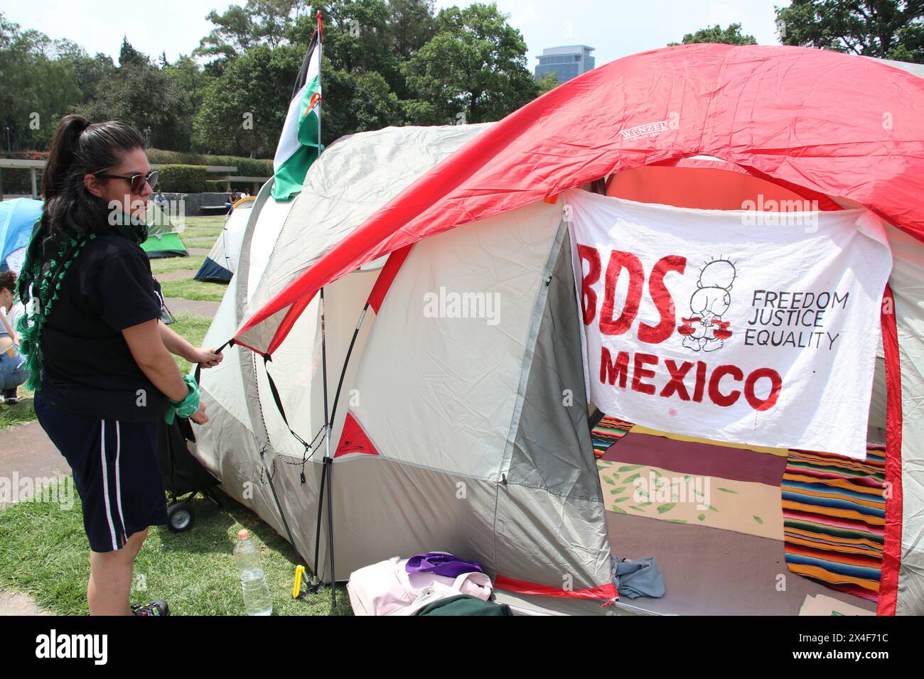 Città del Messico, Messico. 2 maggio 2024. Gli studenti dell'Universidad Nacional Autonoma de Mexico (UNAM) hanno istituito un campo di protesta contro la guerra a Gaza e in solidarietà con il popolo palestinese. Il 2 maggio 2024, città del Messico, Messico. (Foto di Jose Luis Torales/ Eyepix Group/Sipa USA) credito: SIPA USA/Alamy Live News Foto Stock