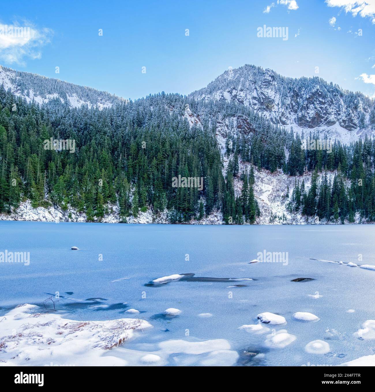 Stati Uniti, Stato di Washington. Cascate centrali, Mount Baker Snoqualmie National Forest. Lago di annette congelato con Abiel Peak sullo sfondo Foto Stock