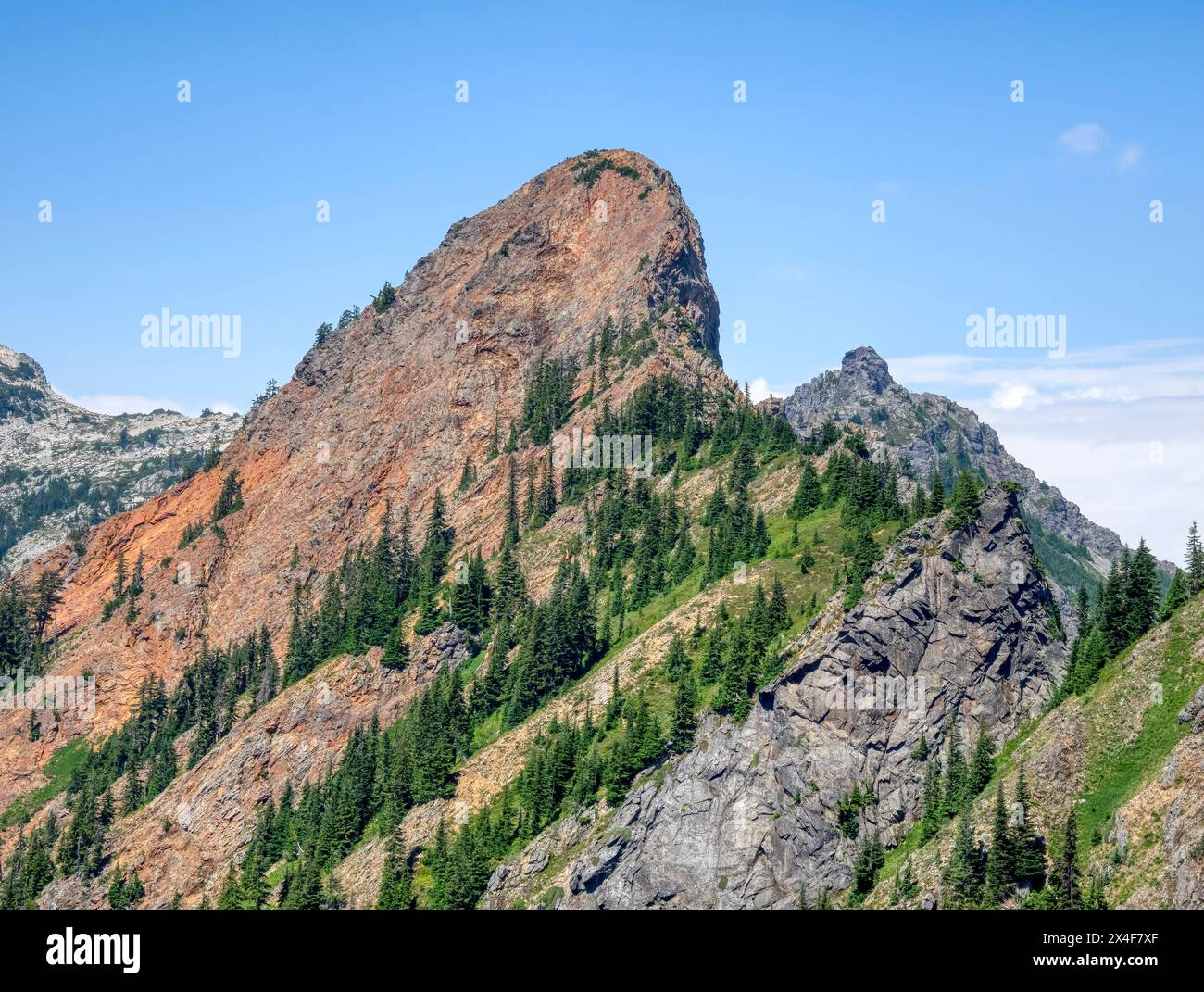 Stati Uniti, Stato di Washington. Cascate centrali, montagne rosse e abeti alpini Foto Stock