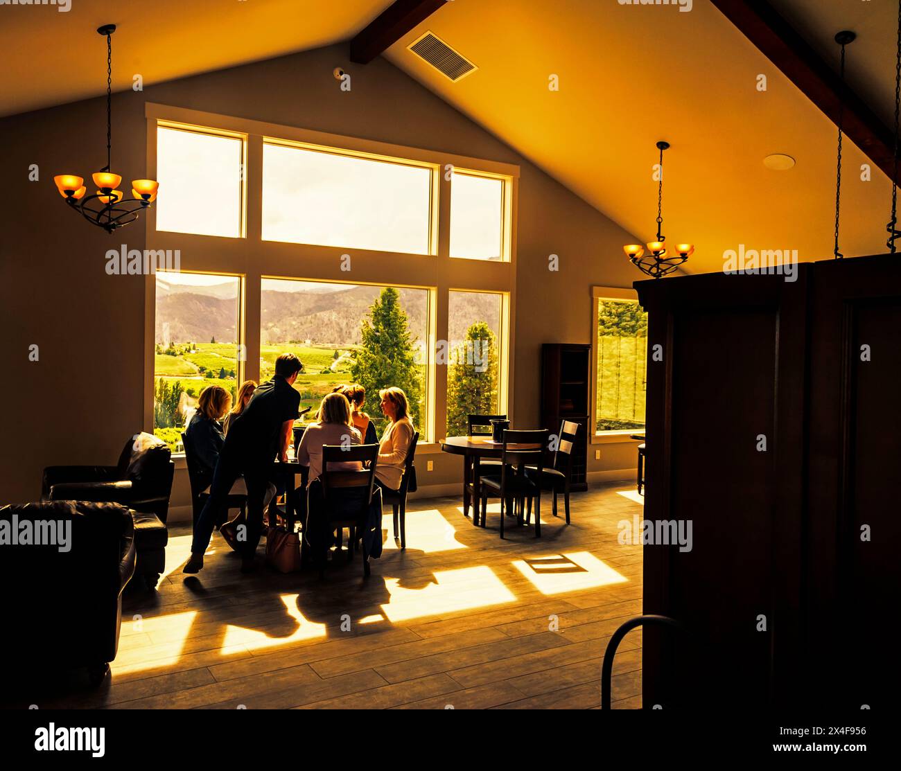 Stati Uniti, stato di Washington, lago Chelan. Gli ospiti potranno godersi un pomeriggio di sole degustazioni di vini al Tipsy Canyon. (Solo per uso editoriale) Foto Stock