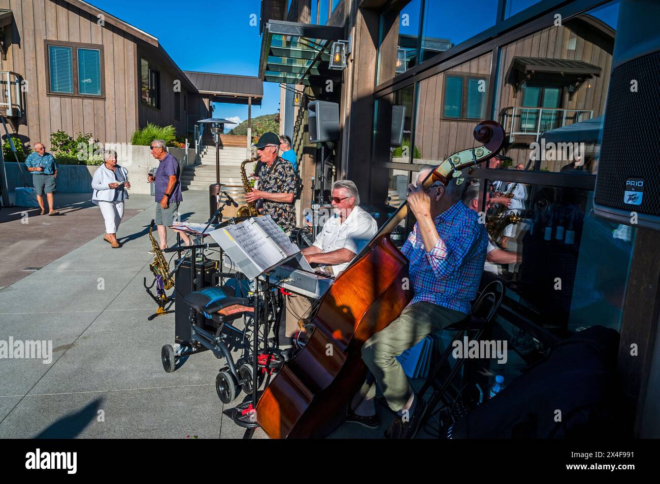 Stati Uniti, stato di Washington, lago Chelan. Il jazz si mescola bene con la degustazione di vini nel lago Chelan. (Solo per uso editoriale) Foto Stock