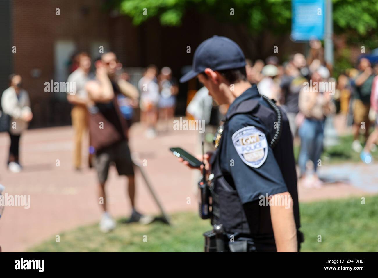 Washington, Stati Uniti. 2 maggio 2024. 2 maggio 2024, George Washington University (GW), Washington, DC, USA. I cantieri universitari del campus GW erano pieni di studenti, docenti e personale a sostegno di una Palestina libera. Una bandiera fu rimossa e sostituita con la bandiera della Palestina. La polizia del campus non riuscì a rimuovere la bandiera palestinese mentre i manifestanti bloccarono le armi, cantarono e spinsero. (Foto di Robyn Stevens Brody/Sipa USA) credito: SIPA USA/Alamy Live News Foto Stock