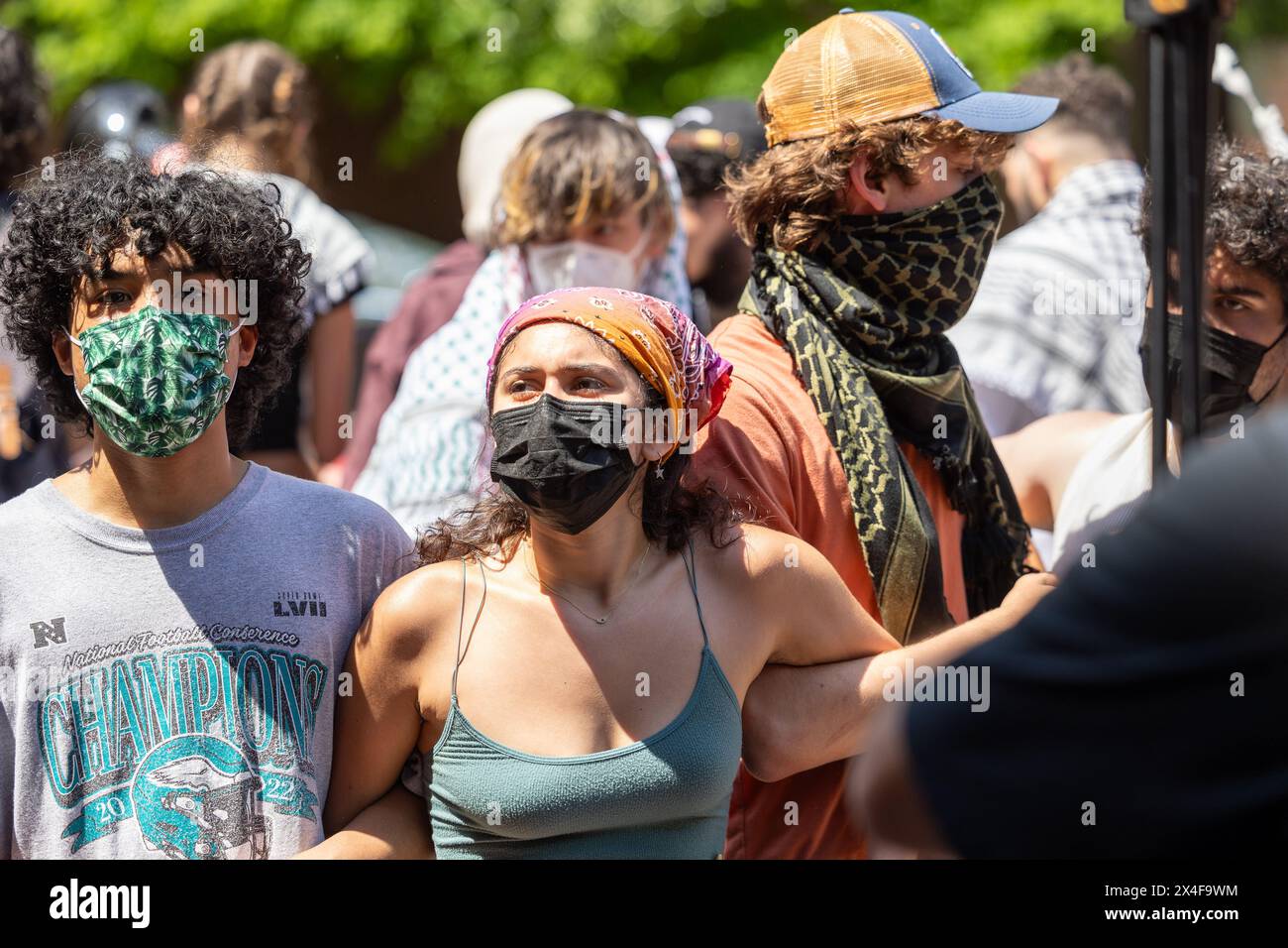 Washington, Stati Uniti. 2 maggio 2024. 2 maggio 2024, George Washington University (GW), Washington, DC, USA. I cantieri universitari del campus GW erano pieni di studenti, docenti e personale a sostegno di una Palestina libera. Una bandiera fu rimossa e sostituita con la bandiera della Palestina. La polizia del campus non riuscì a rimuovere la bandiera palestinese mentre i manifestanti bloccarono le armi, cantarono e spinsero. (Foto di Robyn Stevens Brody/Sipa USA) credito: SIPA USA/Alamy Live News Foto Stock