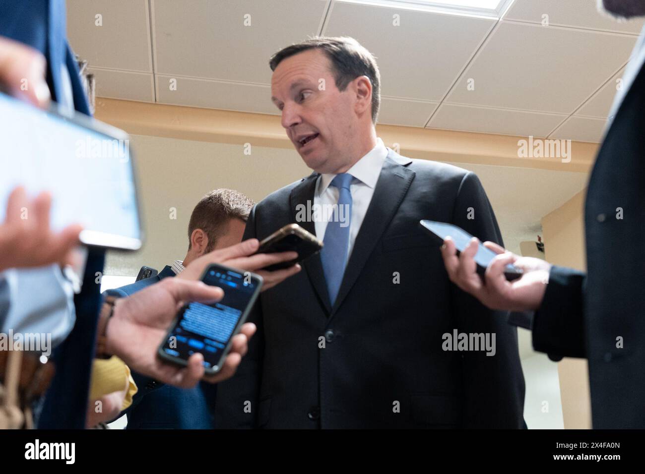 1 maggio 2024, Washington, District of Columbia, USA: Il Sen. CHRIS MURPHY (D-CT) parla con i giornalisti nel seminterrato del Campidoglio. (Credit Image: © Douglas Christian/ZUMA Press Wire) SOLO PER USO EDITORIALE! Non per USO commerciale! Foto Stock