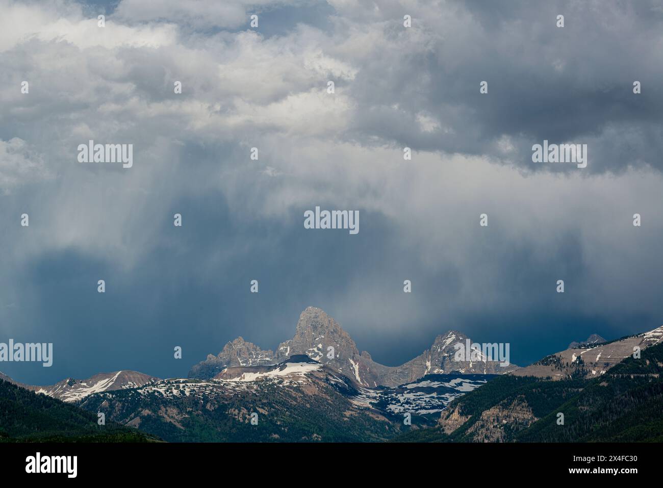 Stati Uniti, Wyoming. Il paesaggio delle nuvole di Virga sul Monte Owen, le montagne Grand e Middle Teton e il Parco Nazionale del Grand Teton. Foto Stock