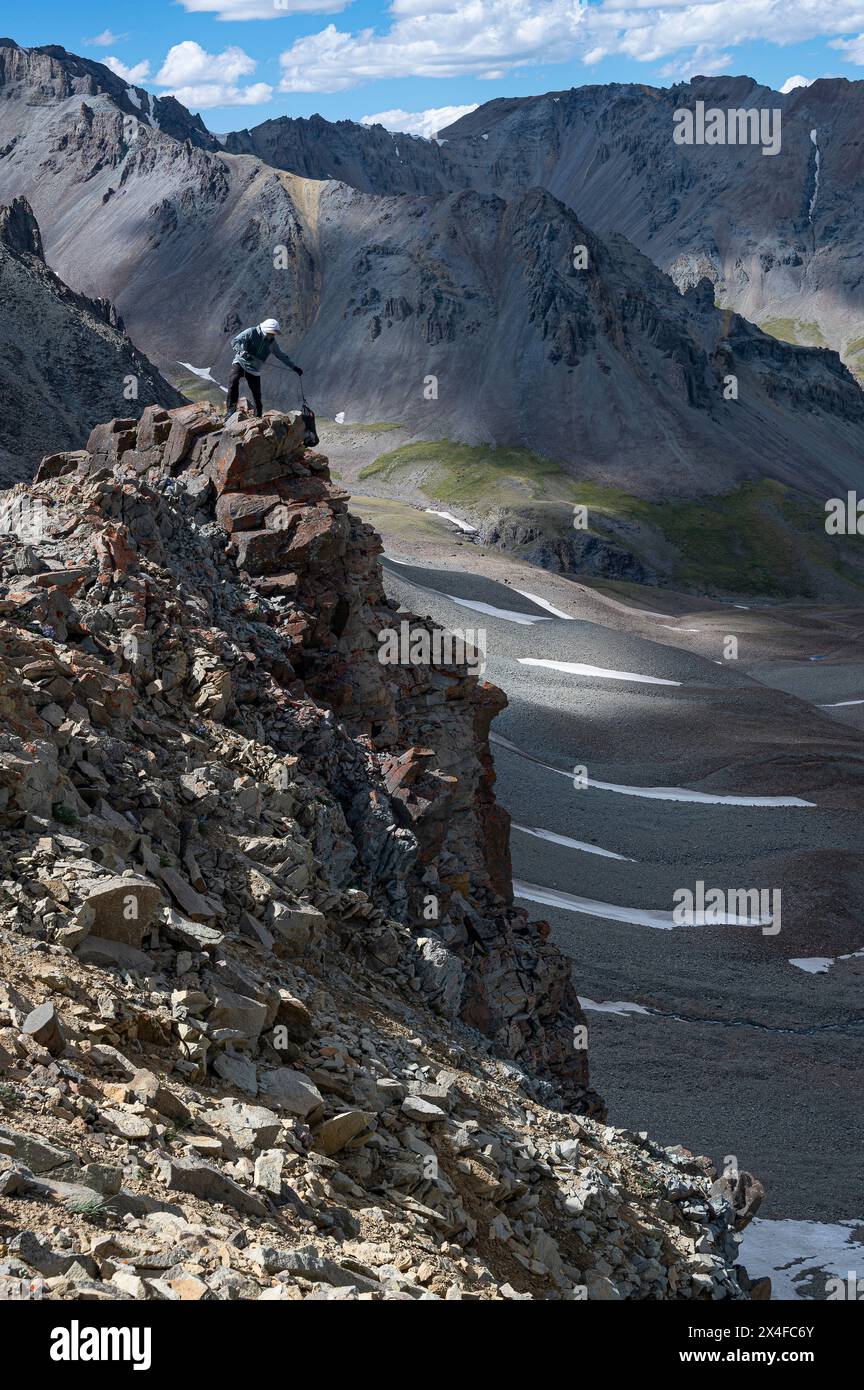 Stati Uniti, Wyoming. Uomo che lascia il cibo sulla scogliera per essere al sicuro dagli orsi, le montagne di Absaroka. (Solo per uso editoriale) Foto Stock