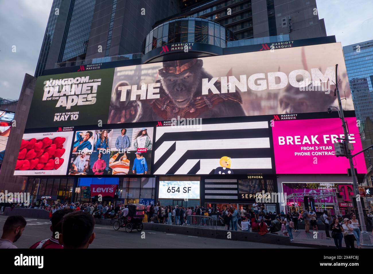 Annuncio pubblicitario per la data di uscita di Planet of the Apes, Times Square, Manhattan, Broadway, al crepuscolo, New York, Stati Uniti Foto Stock