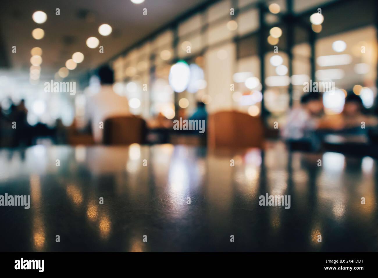All'interno del ristorante caffetteria o caffetteria con sfondo sfocato astratto Foto Stock