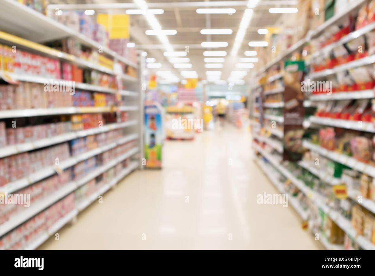Corsia del supermercato sfocata astratta con prodotto su scaffali sfocati Foto Stock